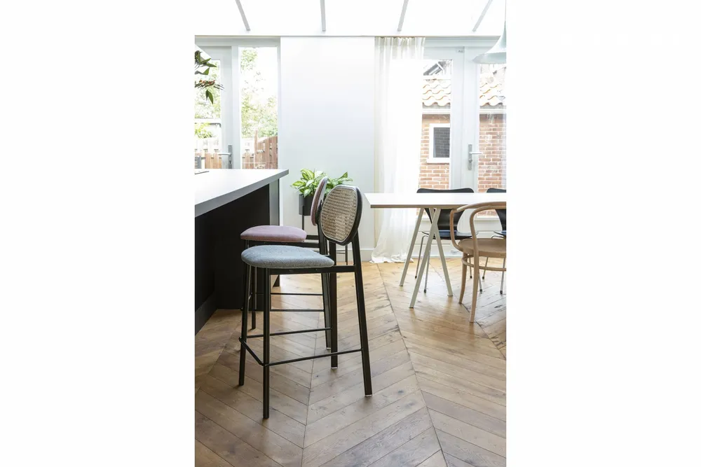 Chaise de comptoir en ratin et tissu gris Spike Zuiver - 94cm compatible avec la plupart des bureaux