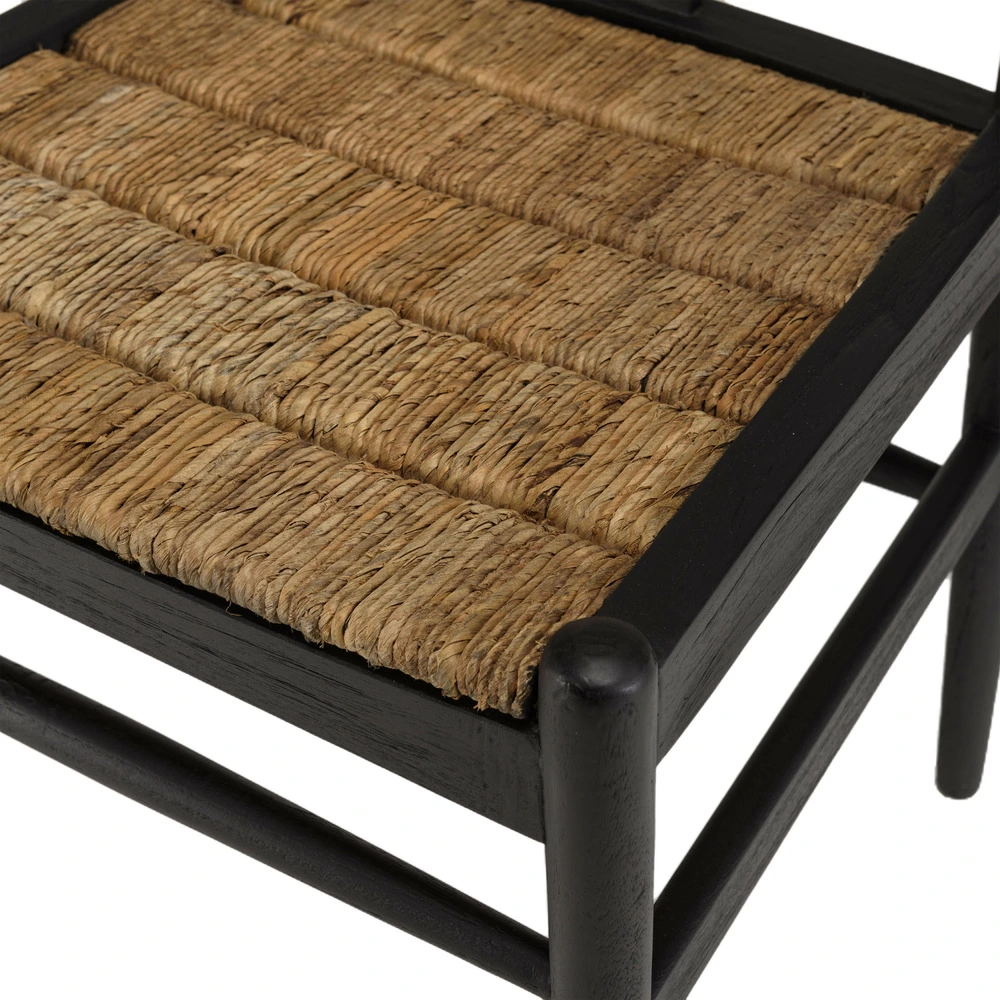 Chaise noire en bois de teck recyclé dossier arrondi pour une organisation optimale