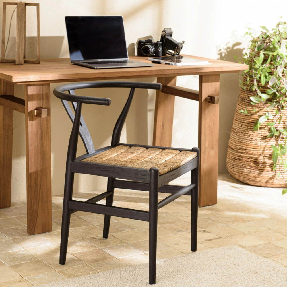 Chaise noire en bois de teck recyclé dossier arrondi pour une organisation optimale