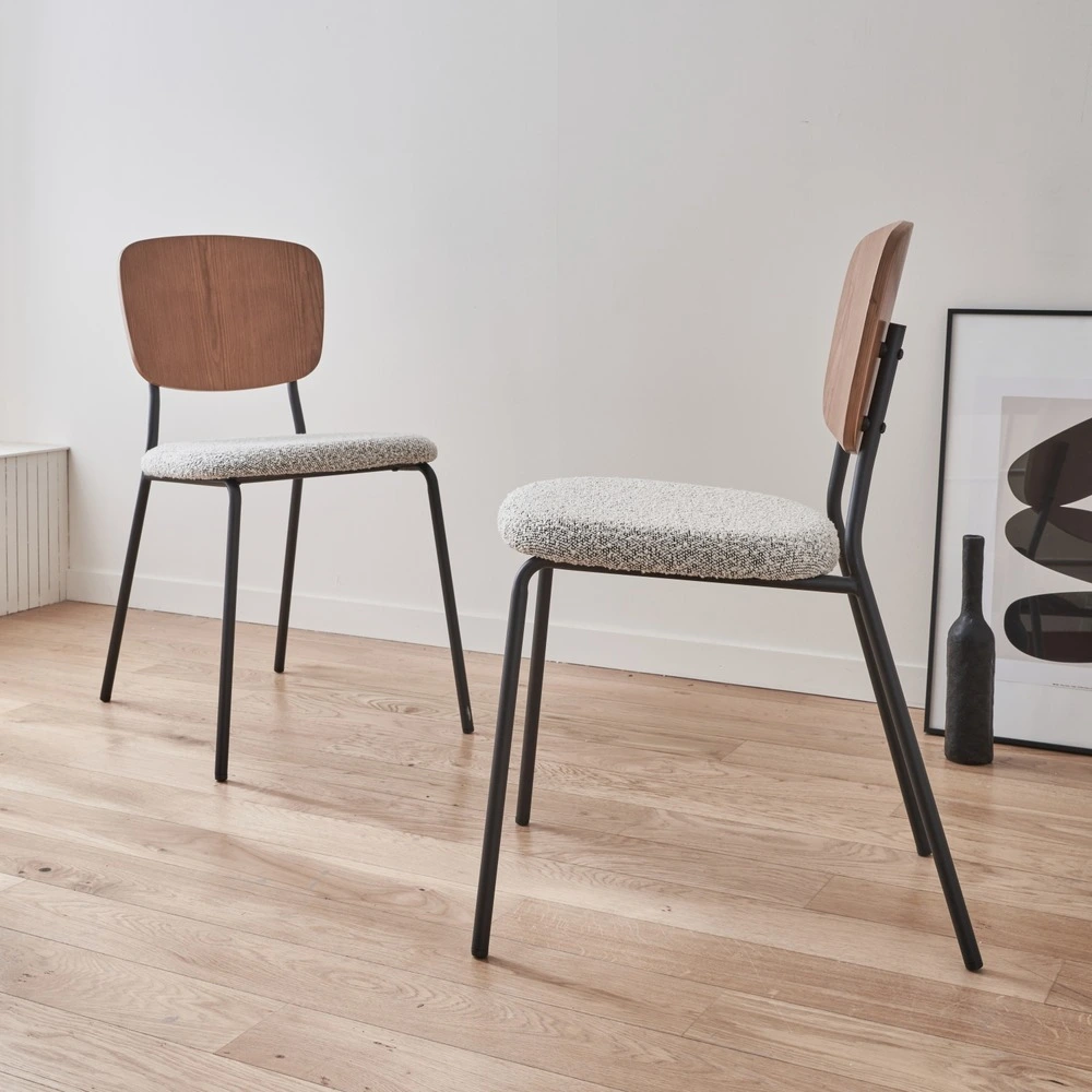 Lot de 2 chaises assise bouclette texturée blanche. Dossier bois de peuplier courbé. Pieds en métal noir mat - Conforme au...