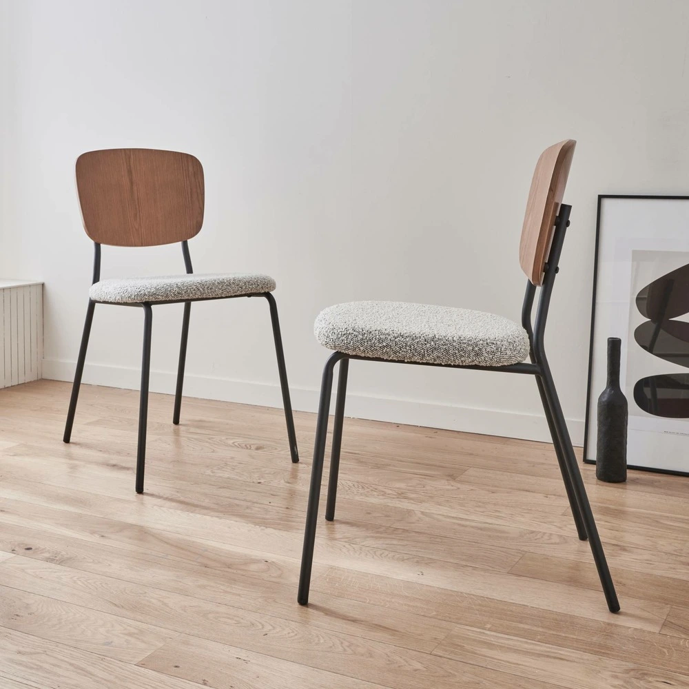 Lot de 2 chaises assise bouclette texturée blanche. Dossier bois de peuplier courbé. Pieds en métal noir mat - Conforme au...