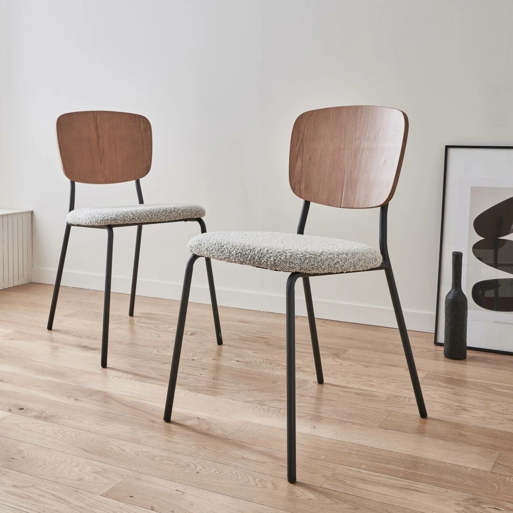 Lot de 2 chaises assise bouclette texturée blanche. Dossier bois de peuplier courbé. Pieds en métal noir mat - Conforme au...