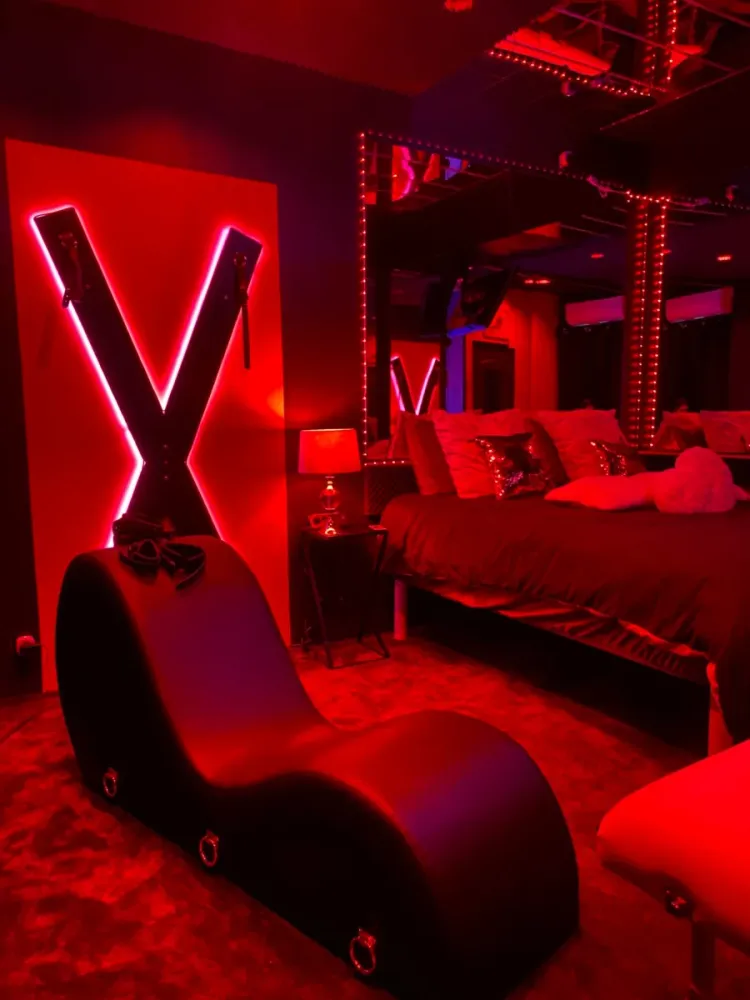 Machine à Affranchir la lovecoquine chez loveroom Toulon