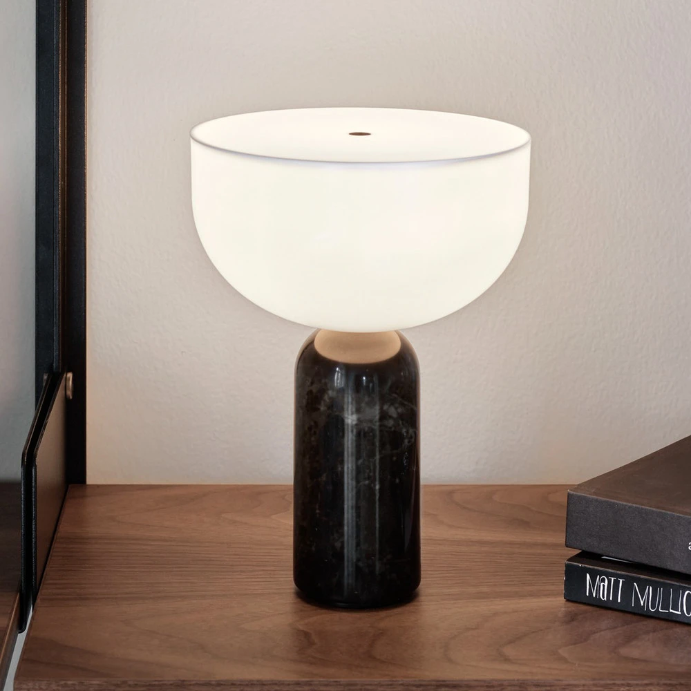 Bureau d'angle New Works Kizu lampe à poser à autonomie renouvelable noir