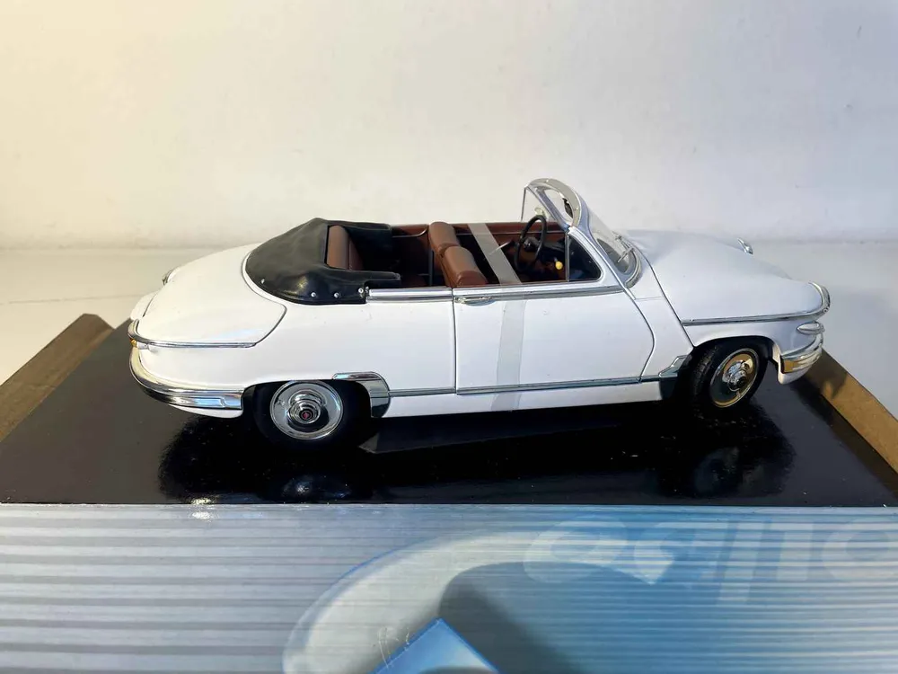 Panhard PL17 cabriolet blanche (Solido référence 8174) - Echelle 1/18ème