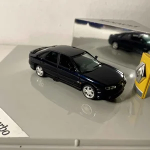 Renault Safrane Biturbo bleue foncée (coffret boite carrée - Renault Boutique) Compatible avec Classeur A4