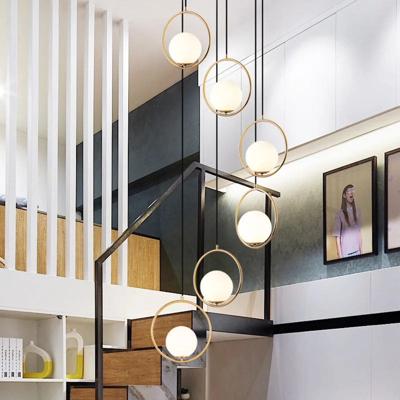 Plafonnier contemporain Globe Varié en verre crème pour escalier avec anneau halo en noir