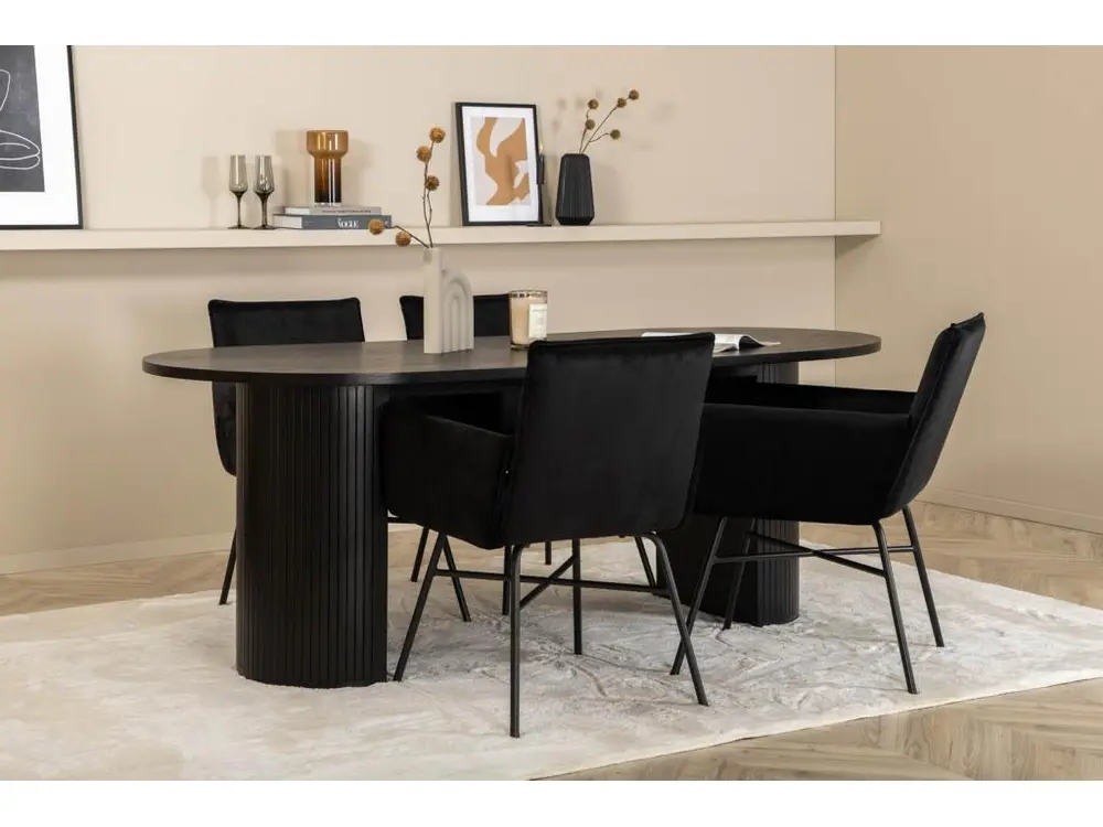 Surface de travail antidérapante BiancaBL ensemble table, table noir et 4 Pippi chaises Velours noir.