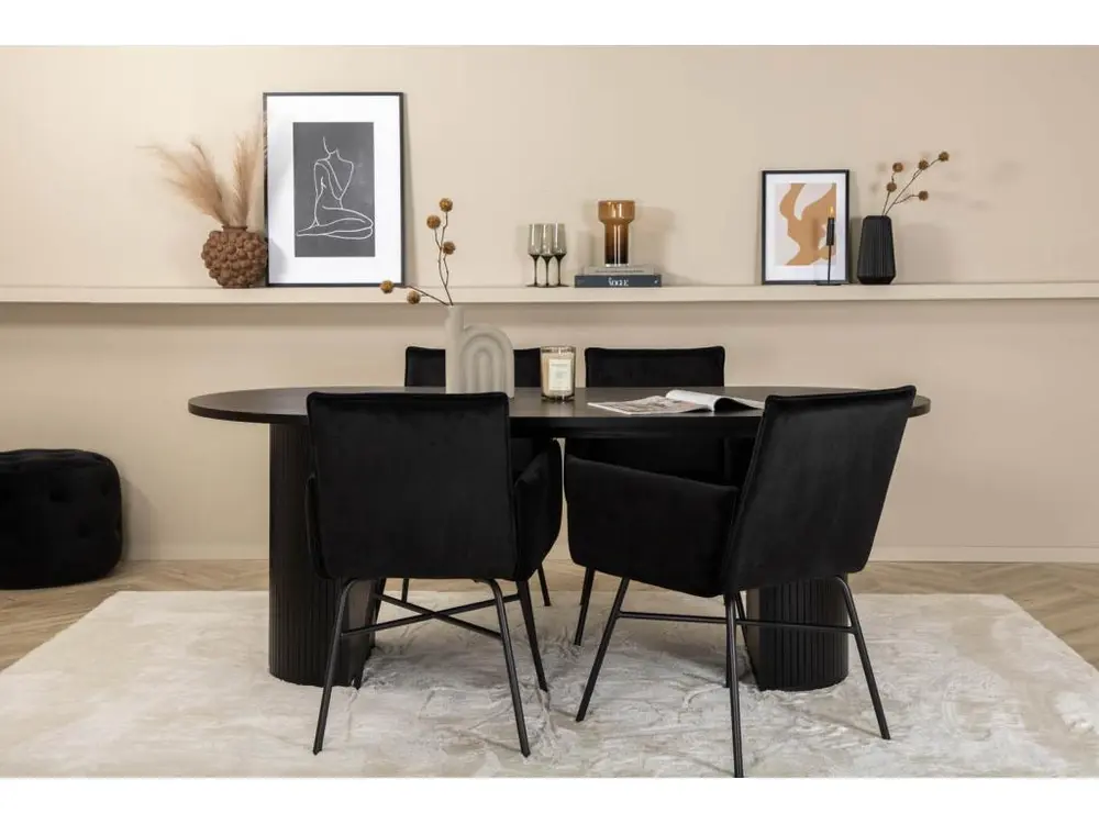 Surface de travail antidérapante BiancaBL ensemble table, table noir et 4 Pippi chaises Velours noir.