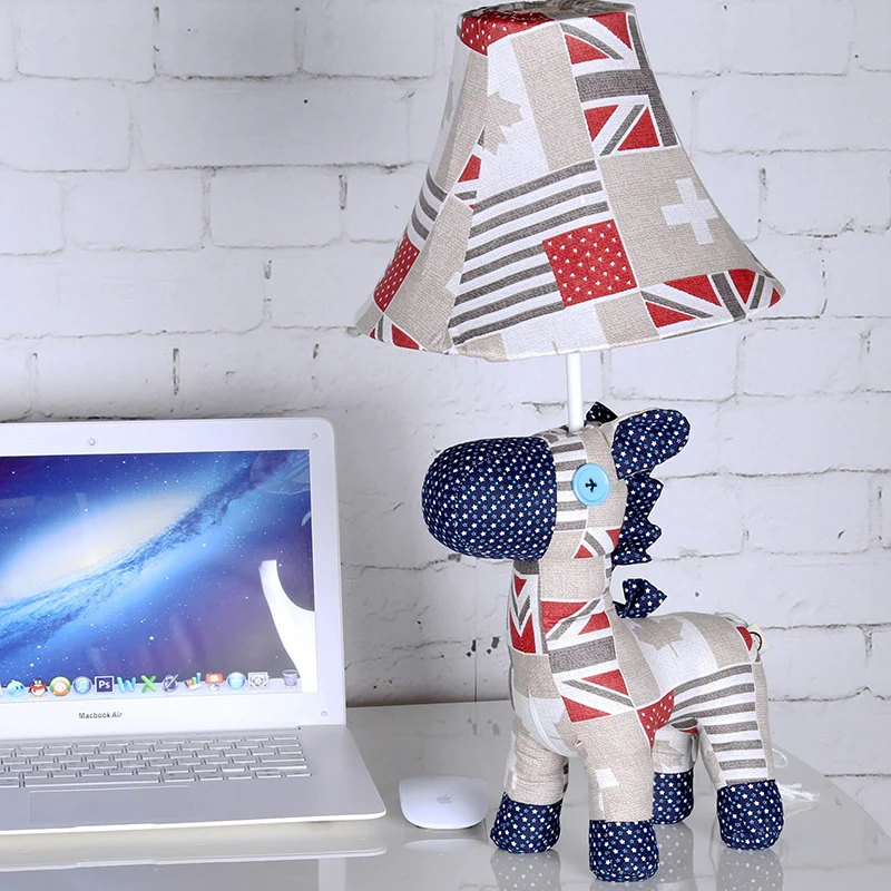 Lampe de bureau Pony en tissu avec abat-jour conique et motif étoile/feuille d'érable, lampe de bureau à 1 lumière de dess...