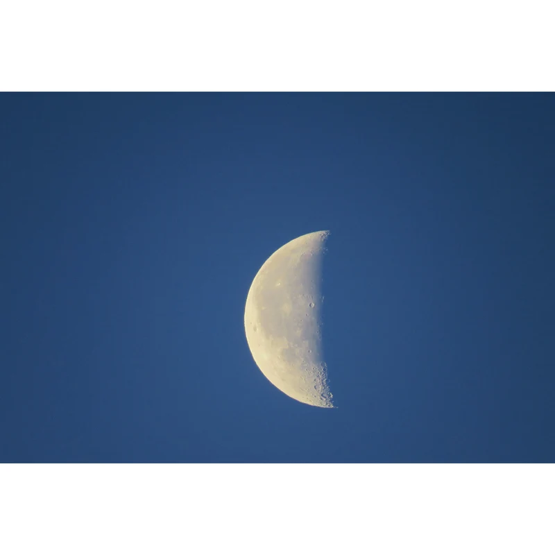 Peinture murale minimaliste demi-lune dans un décor mural de salon bleu, taille personnalisée disponible