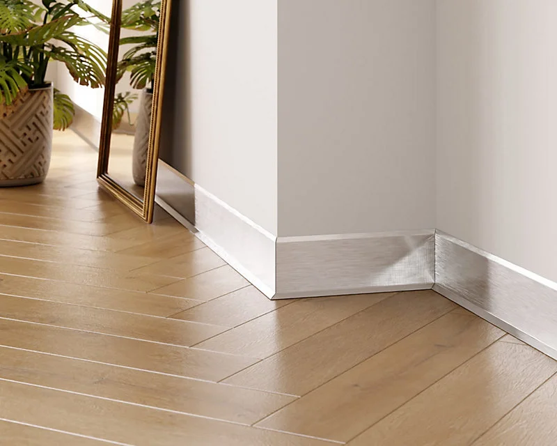 Plinthe décorative pour mur Ilcom F Argent satiné - 80mm x 2700mm x 0,65 ep.