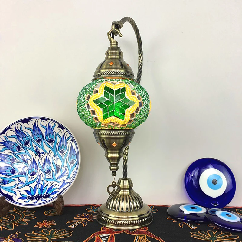 Messing-Arbeitstischlampe, antikes Metall, 1 Glühbirne, mit kugelförmigem, buntem Glasschirm