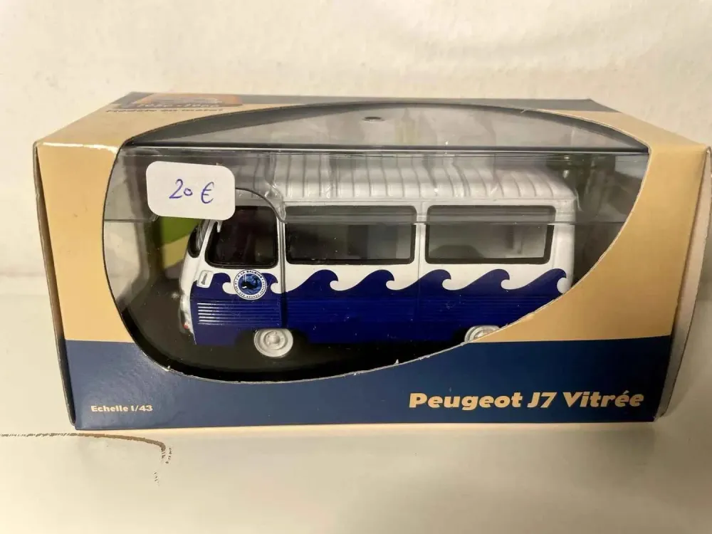 Chariot à tiroirs Peugeot J7 vitré bleu et blanc avec la publicité SEL LA BALEINE