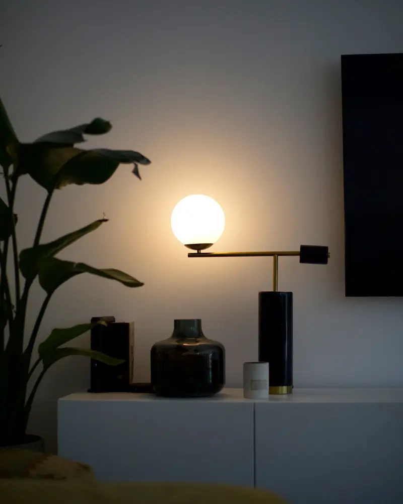 Lampe à poser en marbre noir et doré HONDO Charge max 50 kg
