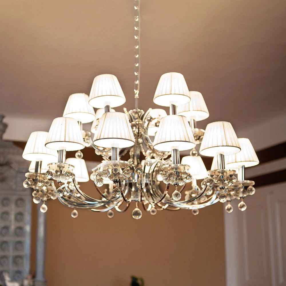 Lustre Kristalldesign chromé, à dix-huit lampes en Acier et MDF