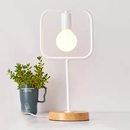 Lampe de bureau géométrique en métal, lampe de bureau novateur et élégante en blanc pour salle d'étude