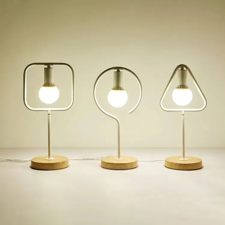 Lampe de bureau géométrique en métal, lampe de bureau novateur et élégante en blanc pour salle d'étude