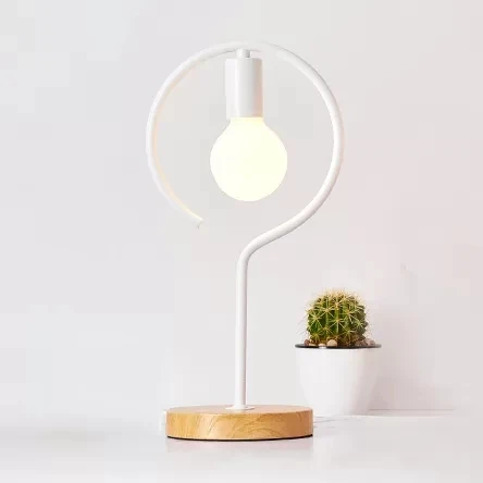 Lampe de bureau géométrique en métal, lampe de bureau novateur et élégante en blanc pour salle d'étude