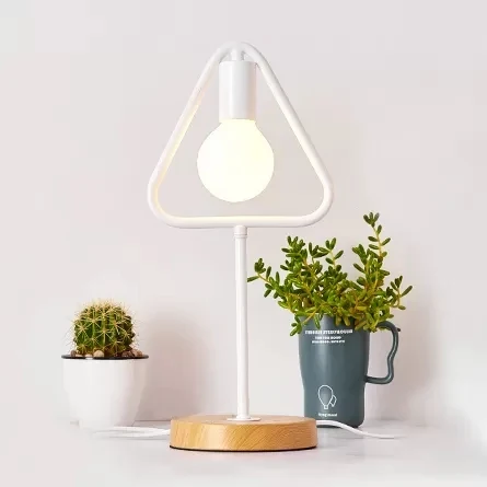 Lampe de bureau géométrique en métal, lampe de bureau novateur et élégante en blanc pour salle d'étude