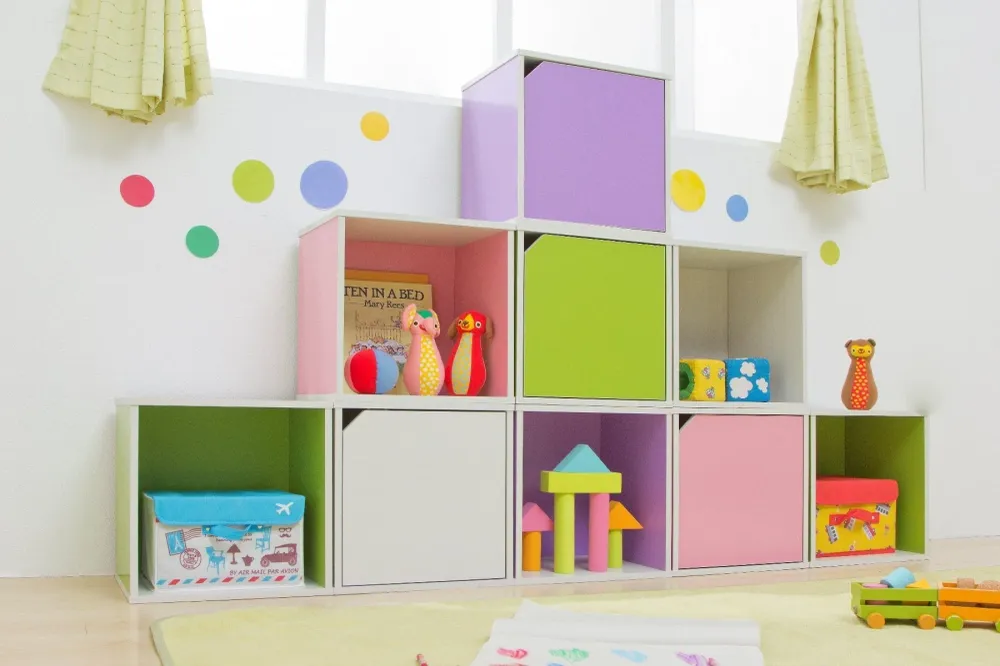 Boîte cube en bois avec porte