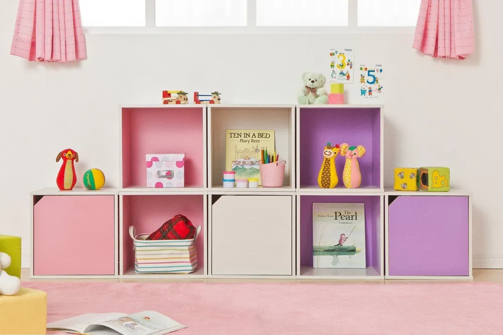 Boîte cube en bois avec porte