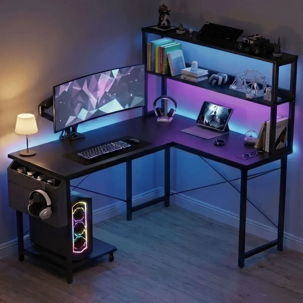 Bureau d’Angle Pro & Gaming 135x100 cm – Setup LED RGB Immersif, Hub Électrique Intégré & Ergonomie XL Bureau Cosy