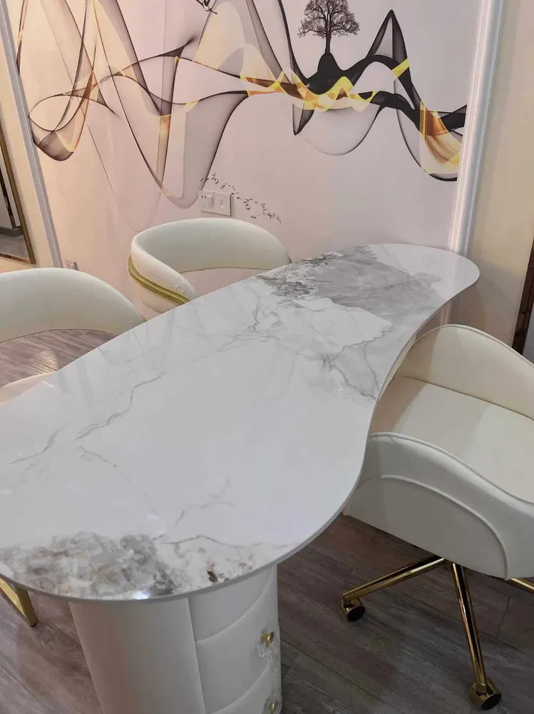 Bureau d'ordinateur de luxe en dalle de pierre de forme irrégulière, chaises de bureau réglables pour réception