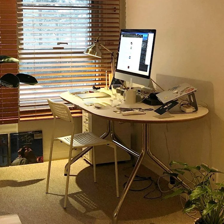 Bureau d'écriture en bois ovale de bureau contemporain de 34 pouces de large Clearhalo