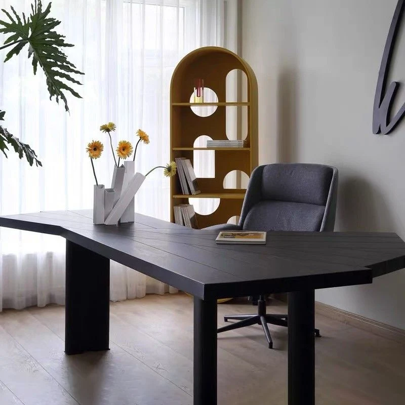 Bureau d'écriture de conception industrielle simple, bureau en bois massif de forme libre noir Clearhalo