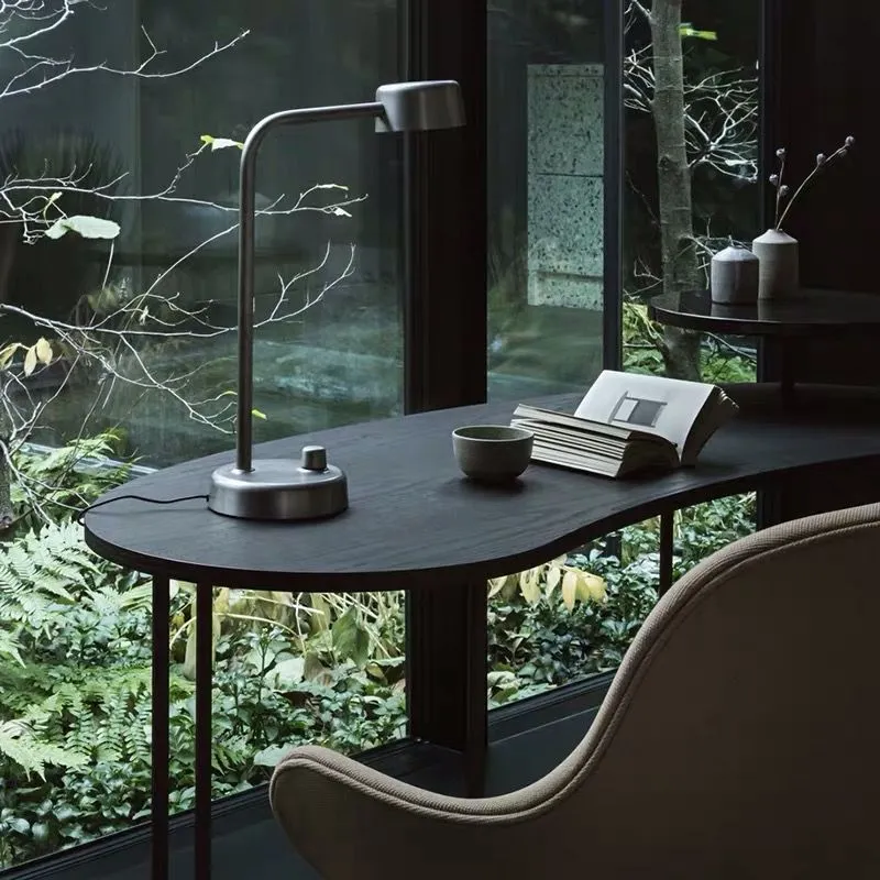 Bureau d'écriture industriel en bois noir avec pieds en métal Clearhalo