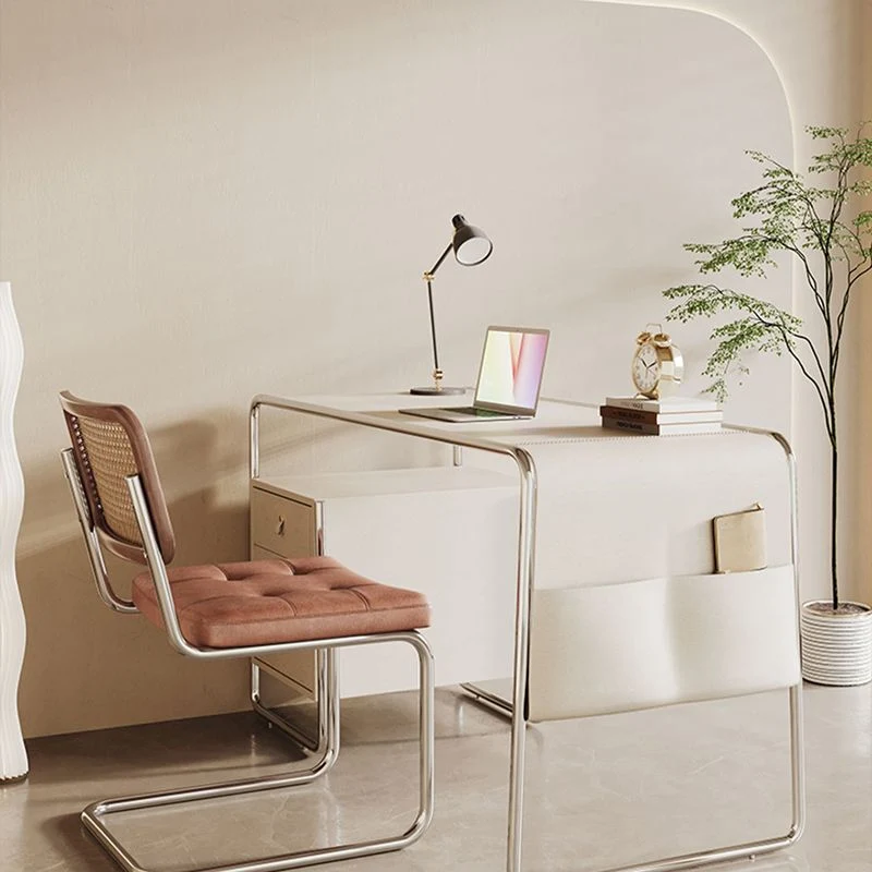 Bureau Glam à base d'acier inoxydable, bureau d'écriture à domicile en cuir avec selle Clearhalo