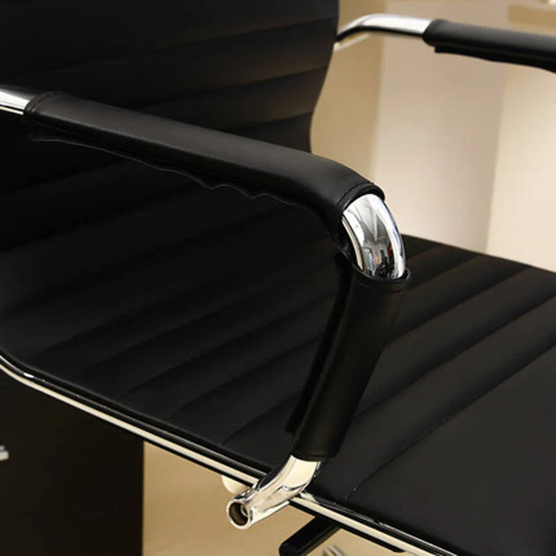 Chaise de bureau moderne en cuir avec accoudoirs inclus, dossier mi-hauteur, noir Clearhalo