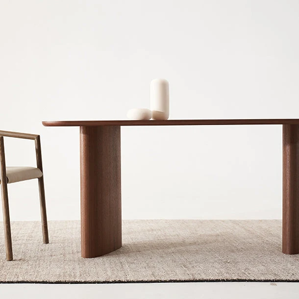 Table de travail incurvée en bois massif, bureau d'écriture moderne pour bureau à domicile Clearhalo