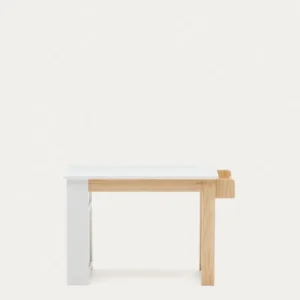 Bureau Serwa de MDF blanc et pieds et détails en bois de pin Kave Home Mauritius Mu