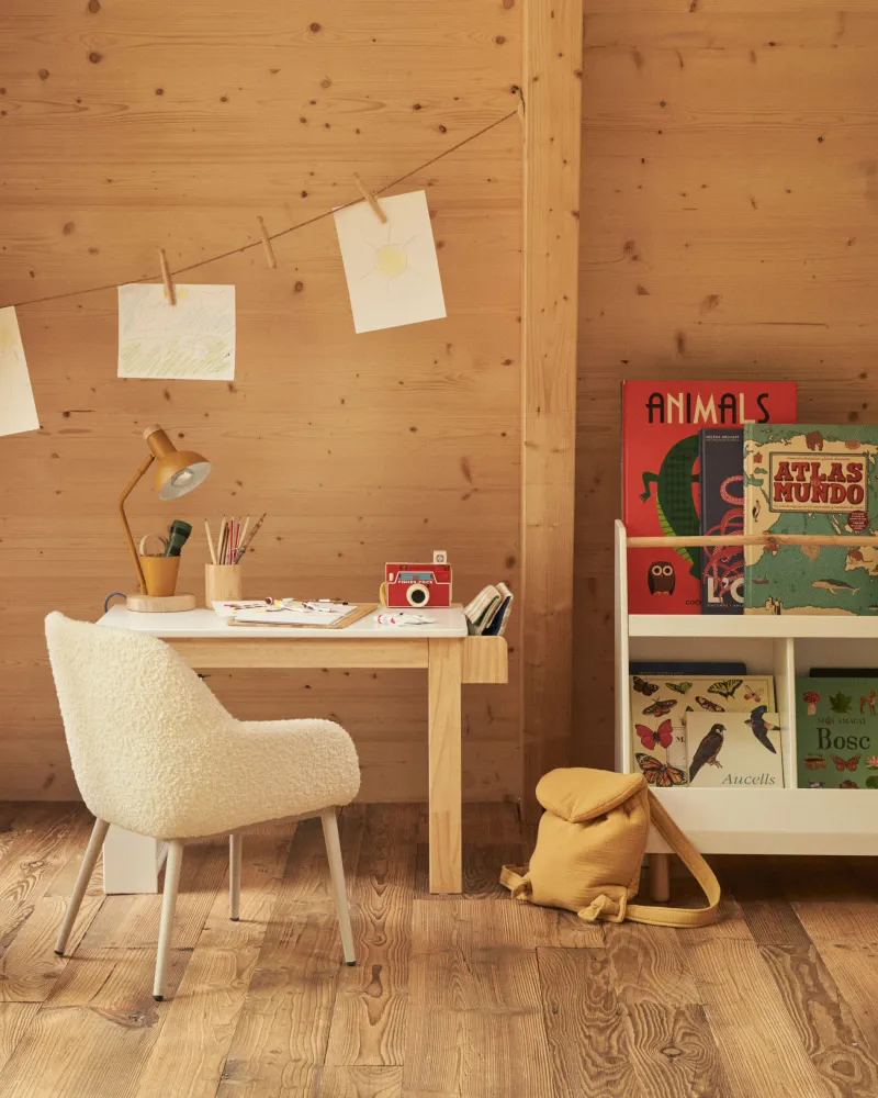 Bureau Serwa de MDF blanc et pieds et détails en bois de pin Kave Home Mauritius Mu