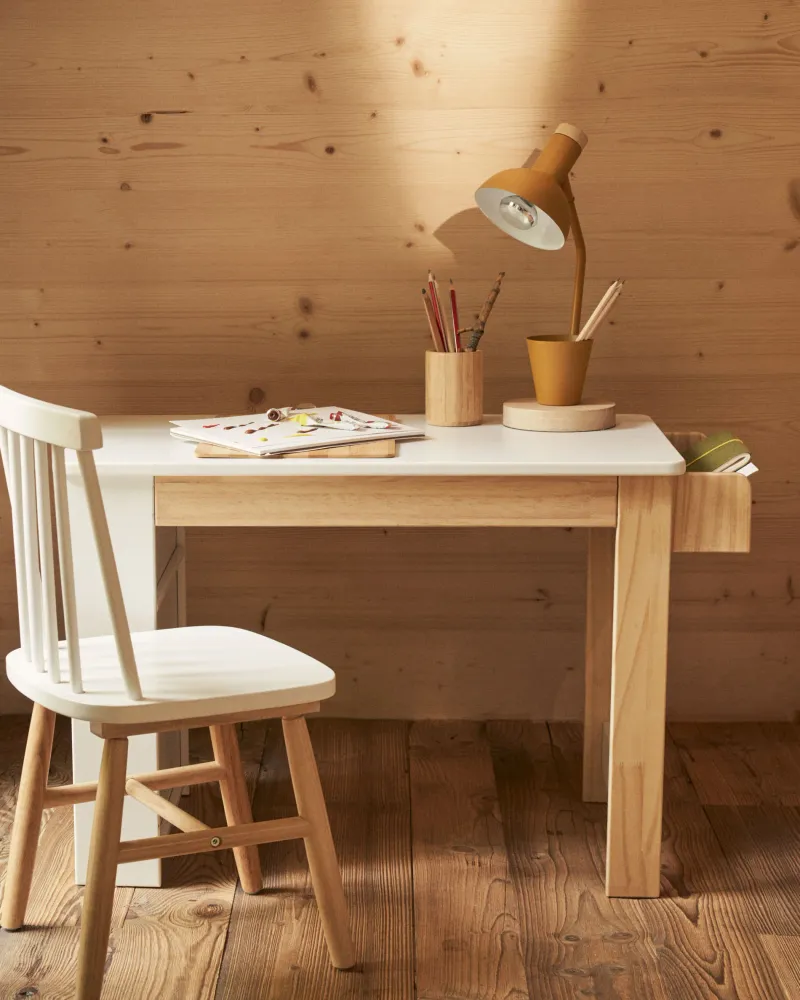 Bureau Serwa de MDF blanc et pieds et détails en bois de pin Kave Home Mauritius Mu