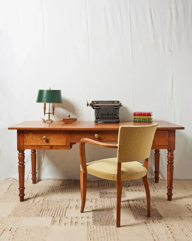 Edouard, le bureau en bois clair N°539 MGB