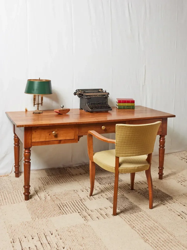 Edouard, le bureau en bois clair N°539 MGB