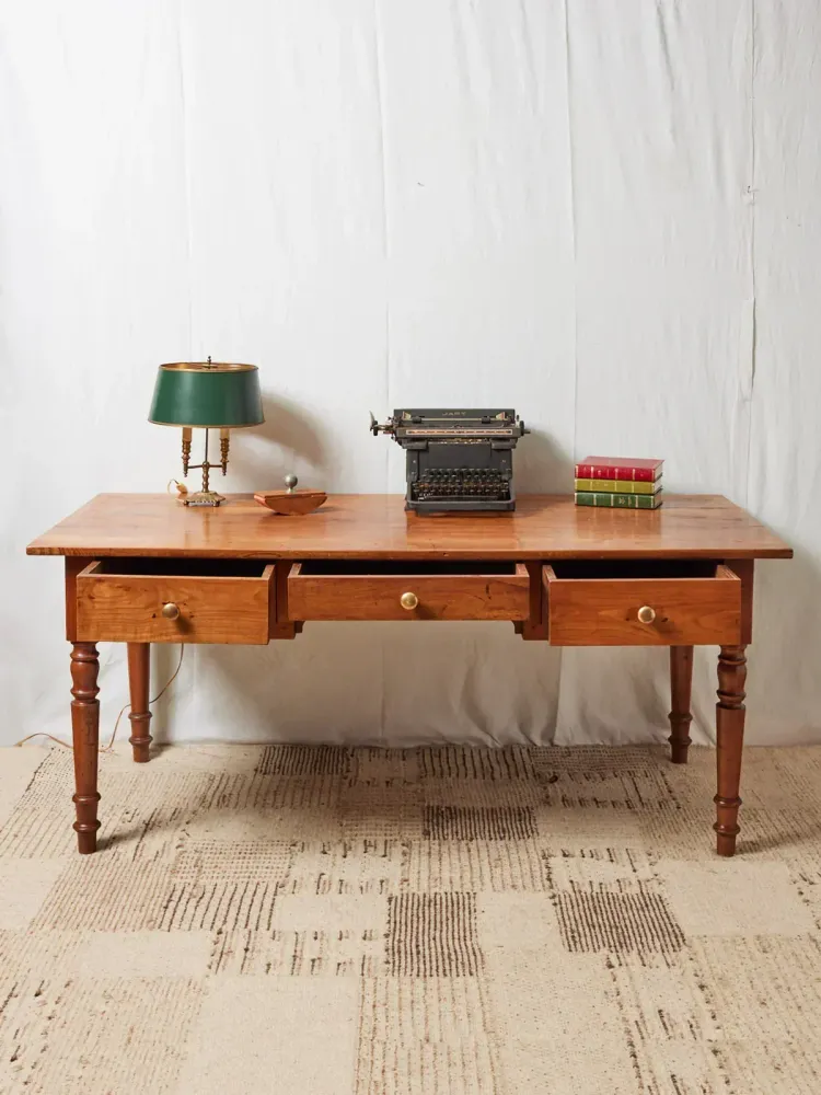 Edouard, le bureau en bois clair N°539 MGB