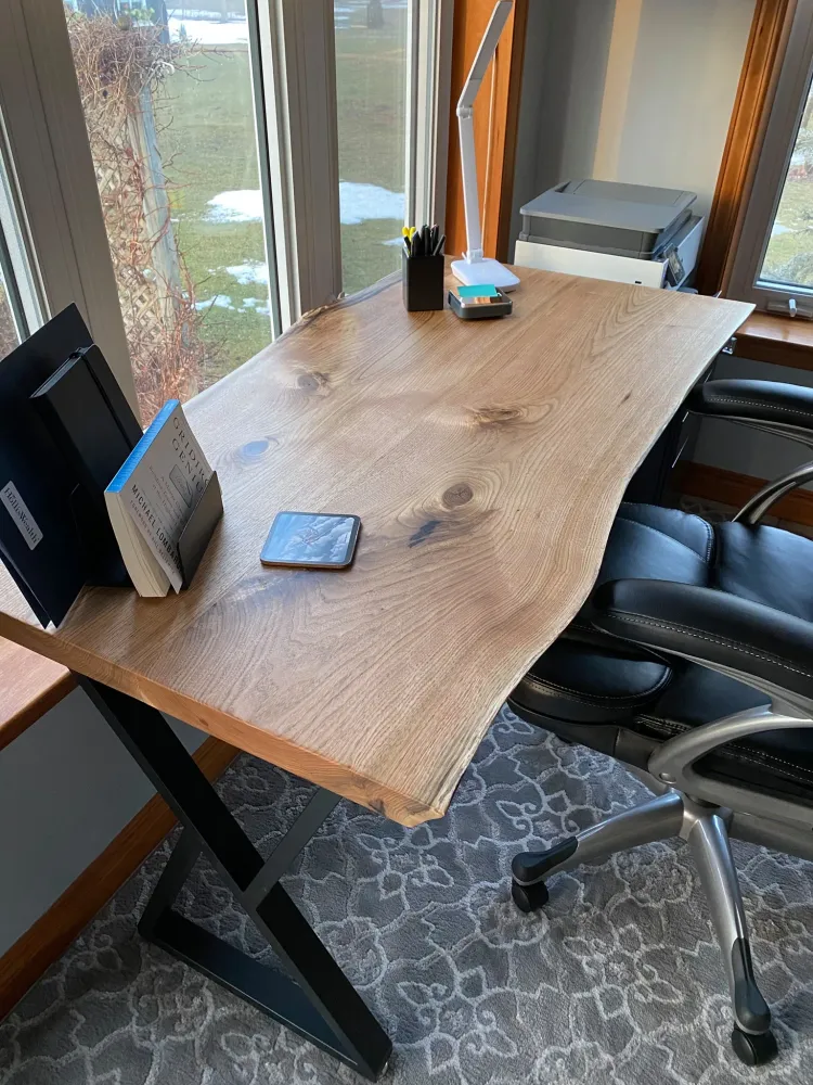 Bureau de direction en noyer à bord brut ref.