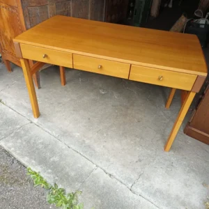 Bureau design vers 1960, en noyer massif . Origine probablement Allemand ou Suisse . Salle des Ventes La Découverte