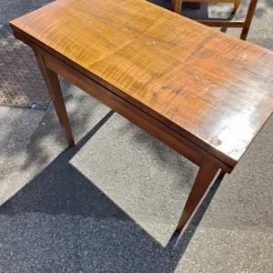 Console , petite table et table à jeux en noyer massif, dessus plaqué. D'époque Directoire, travail Suisse . Salle des Ven...