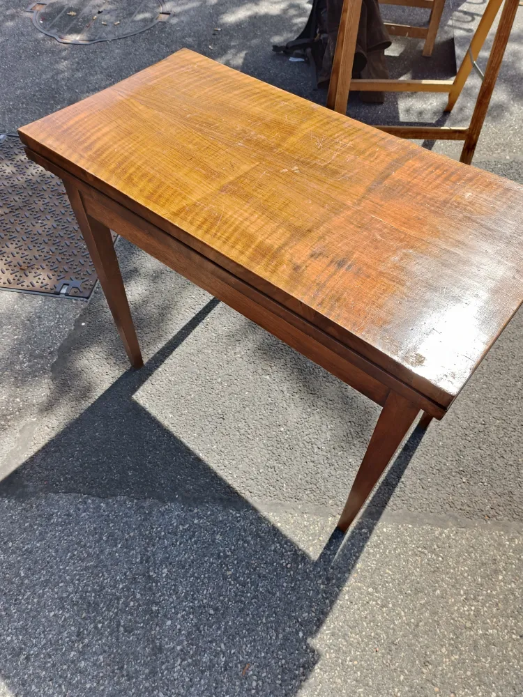 Console , petite table et table à jeux en noyer massif, dessus plaqué. D'époque Directoire, travail Suisse . Salle des Ven...