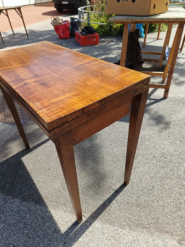 Console , petite table et table à jeux en noyer massif, dessus plaqué. D'époque Directoire, travail Suisse . Salle des Ven...