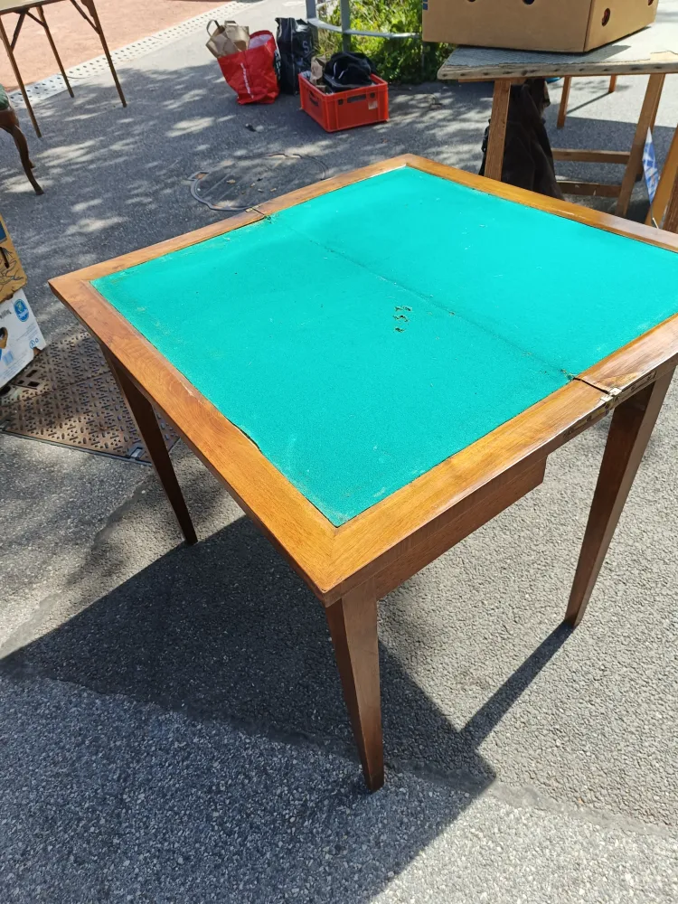 Console , petite table et table à jeux en noyer massif, dessus plaqué. D'époque Directoire, travail Suisse . Salle des Ven...