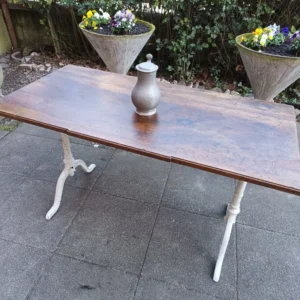 Grande table de bistrot, plateau en noyer massif avec usure du temps . Salle des Ventes La Découverte
