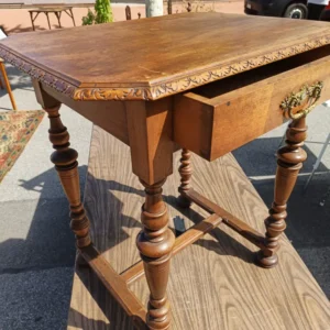 Petit table style Louis XIII en noyer massif , fabrication genevoise début Xxème Salle des Ventes La Découverte