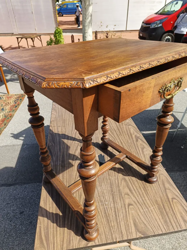 Petit table style Louis XIII en noyer massif , fabrication genevoise début Xxème Salle des Ventes La Découverte