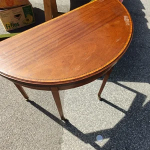 Petite console mi lune, table à jeux , début XXÈME Anglais , marqueterie acajou. Salle des Ventes La Découverte
